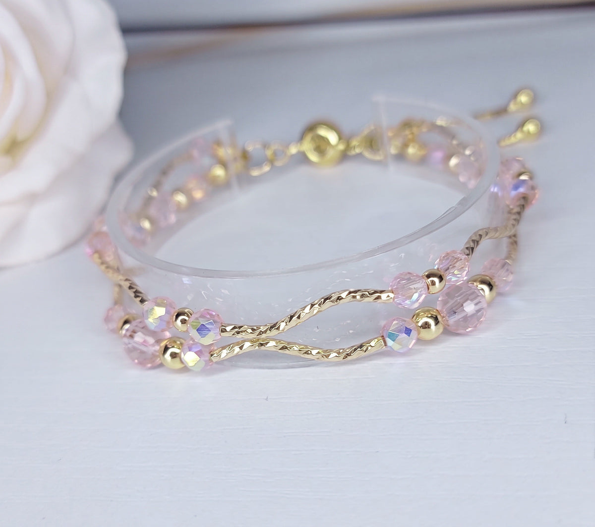 pulsera elegante y bella en color rosa pastel
