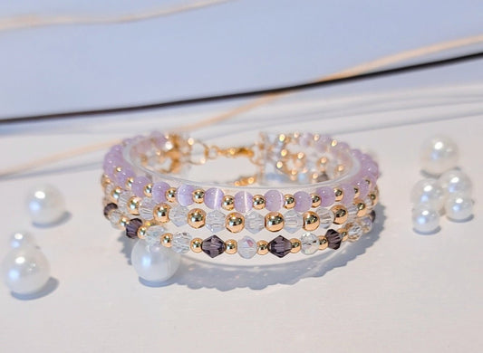 pulsera lila de tres pulseras con cuentas de cristal en color violeta y perlas de vidrio ojo de gato