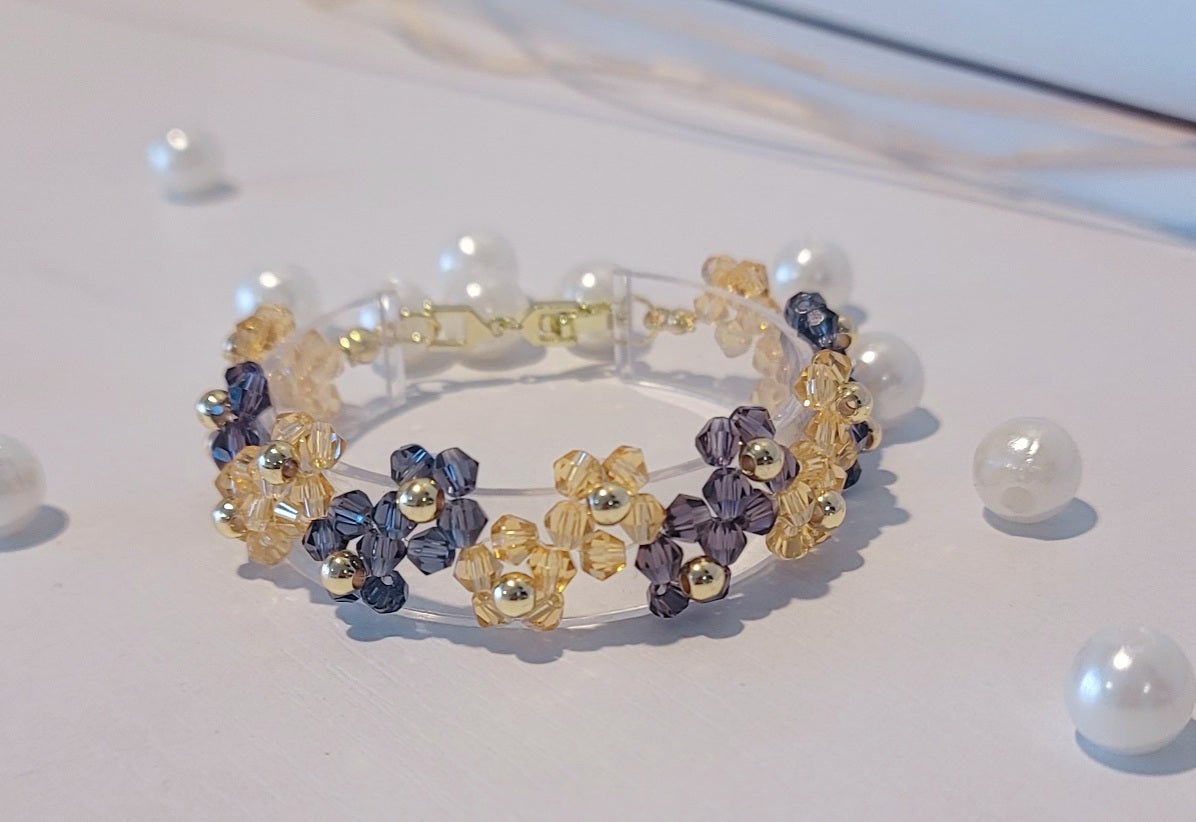 pulsera con un patron de flores hechas con cuentas de cristal