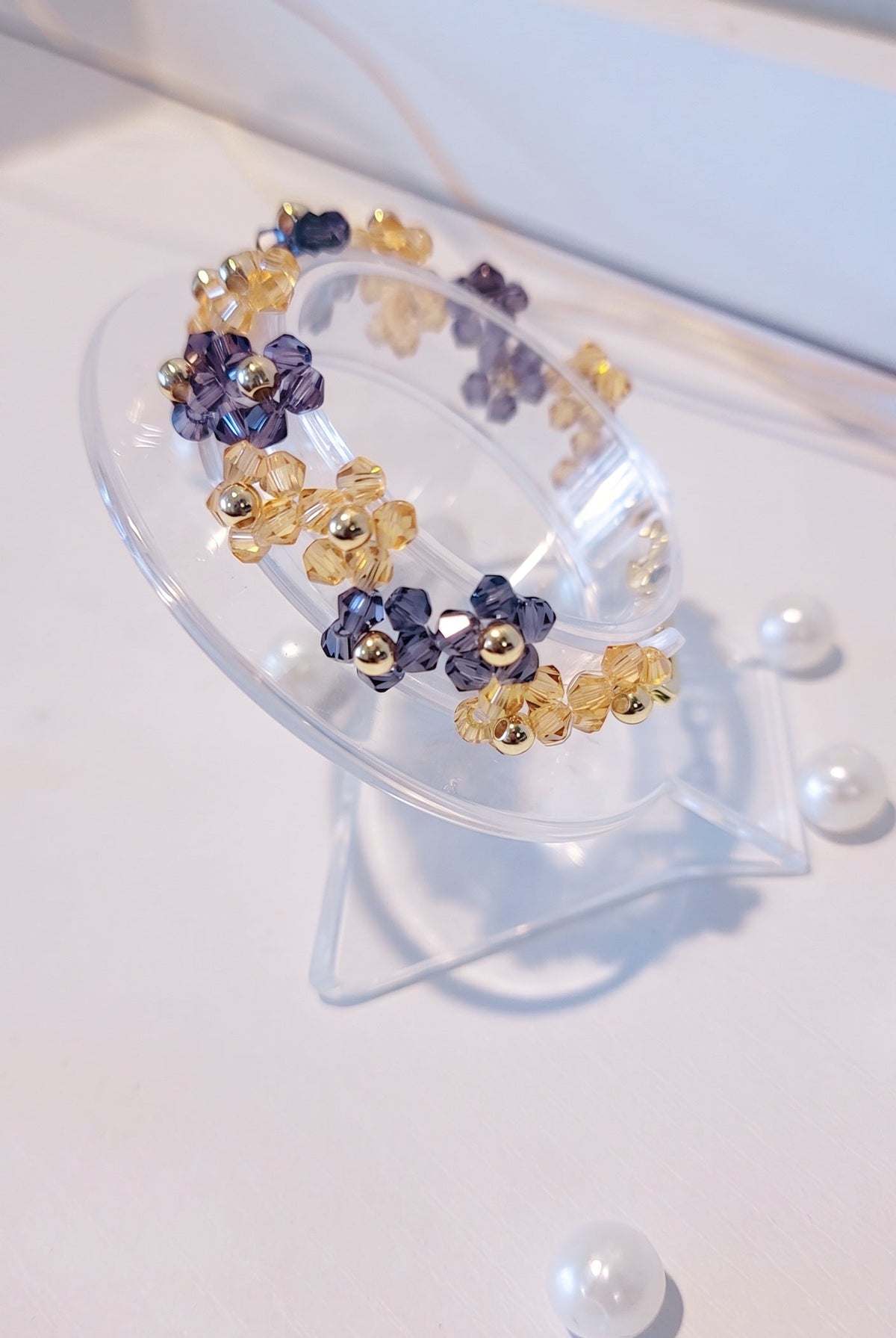 pulsera con un patron de flores hechas con cuentas de cristal