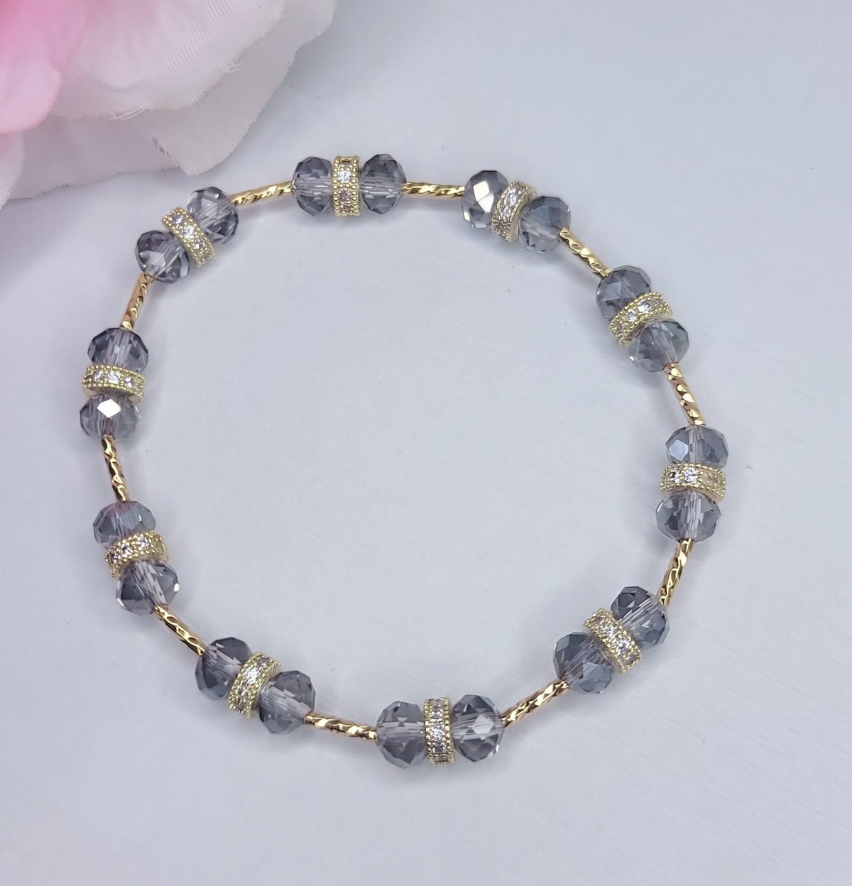 hermosa pulsera color gris y detalles dorados