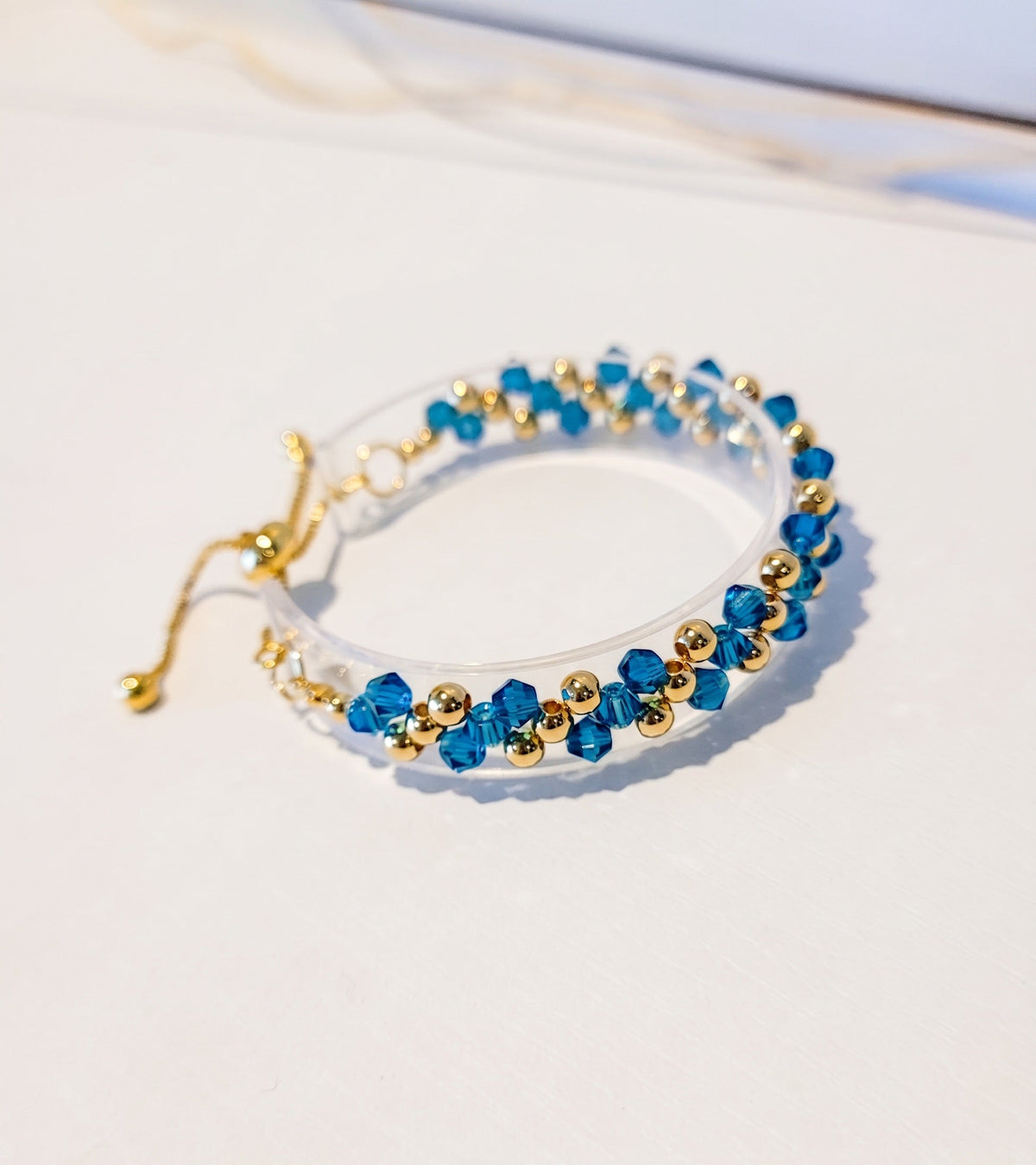 pulsera color turquesa fabricada con cuetas de cristal