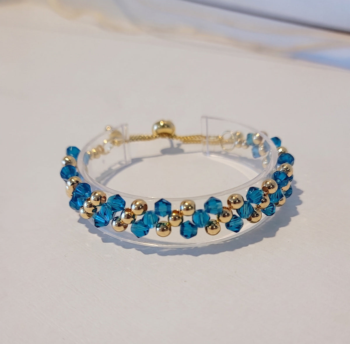 pulsera color turquesa fabricada con cuetas de cristal