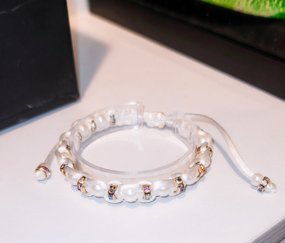 Pulsera tejida con liston y perlas blancas de imitacion