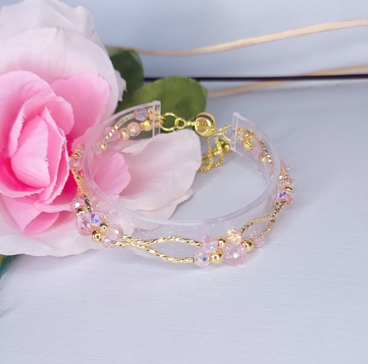 pulsera elegante y bella en color rosa pastel