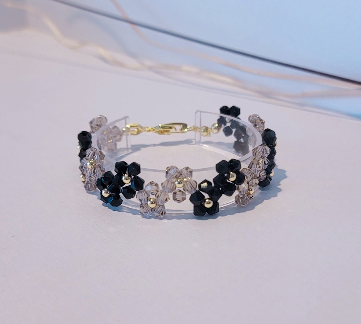 pulsera floral tejida mano, muy elegante