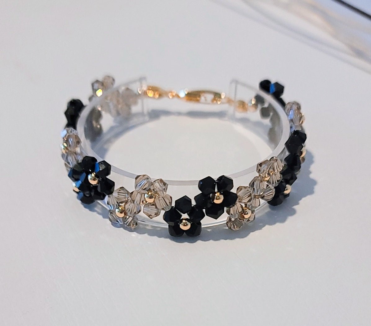 pulsera floral tejida mano, muy elegante