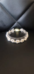 Weißes Blumenarmband