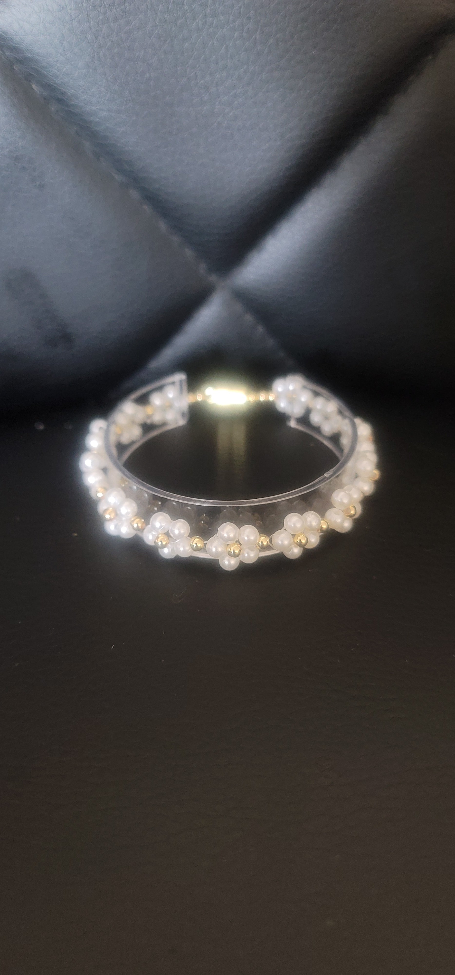 Weißes Blumenarmband