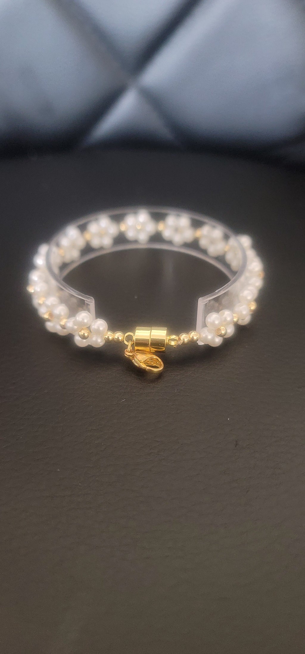 Weißes Blumenarmband