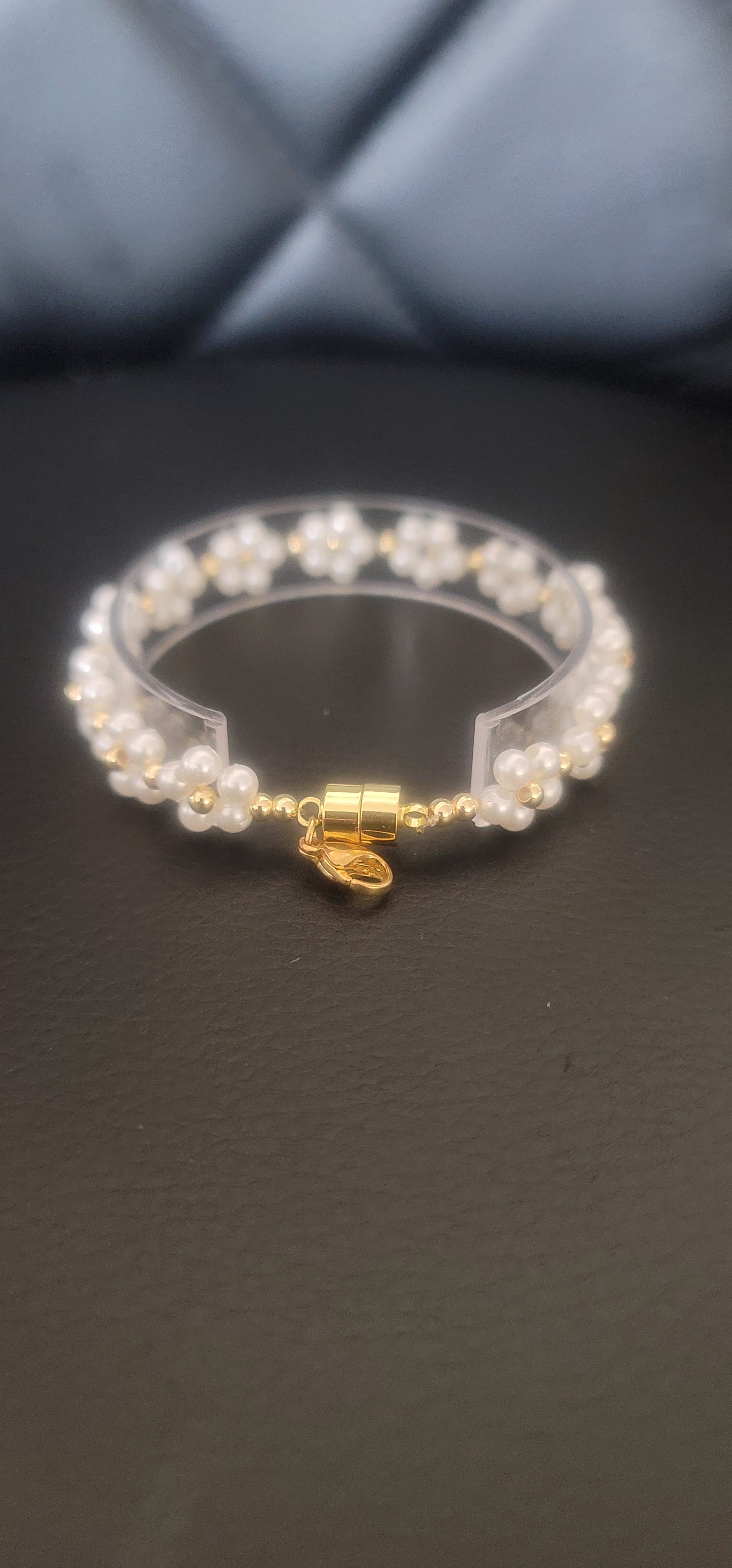 Weißes Blumenarmband
