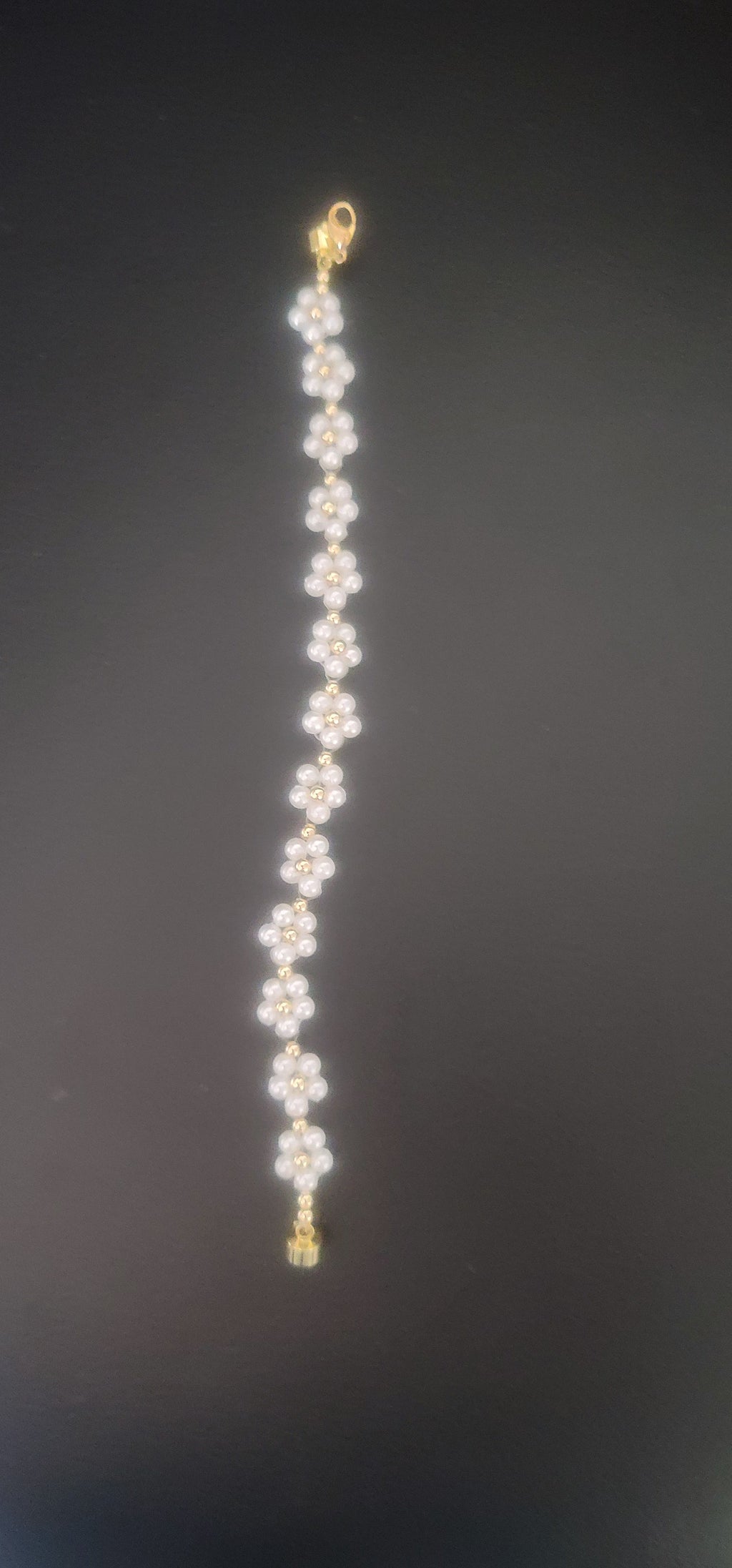 Weißes Blumenarmband