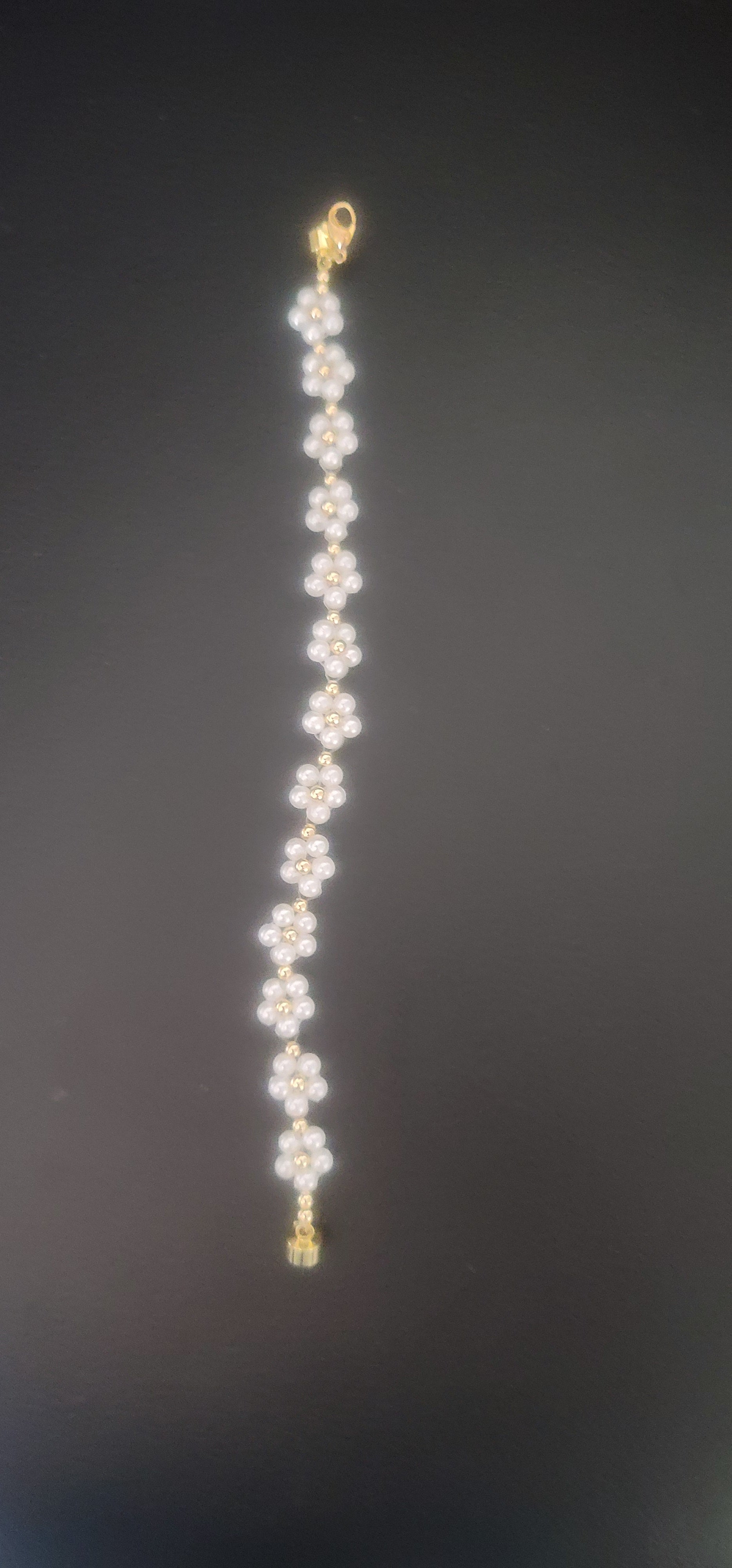Weißes Blumenarmband