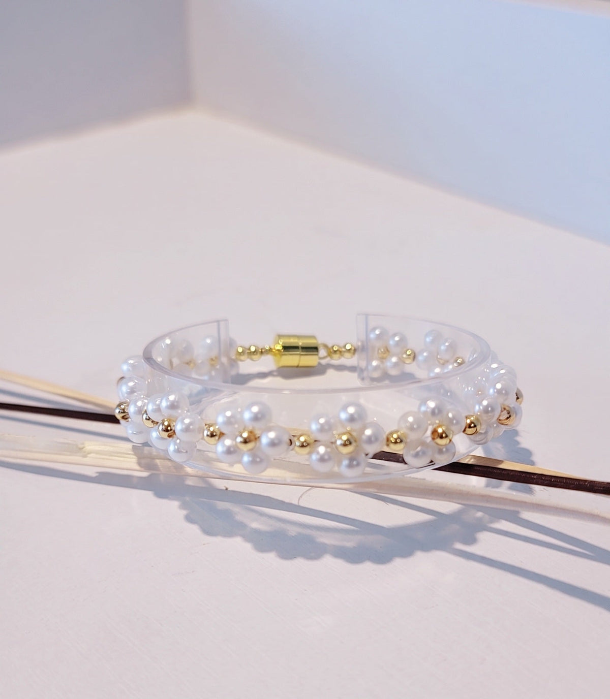 pulsera hermosa con perlas de imitacion