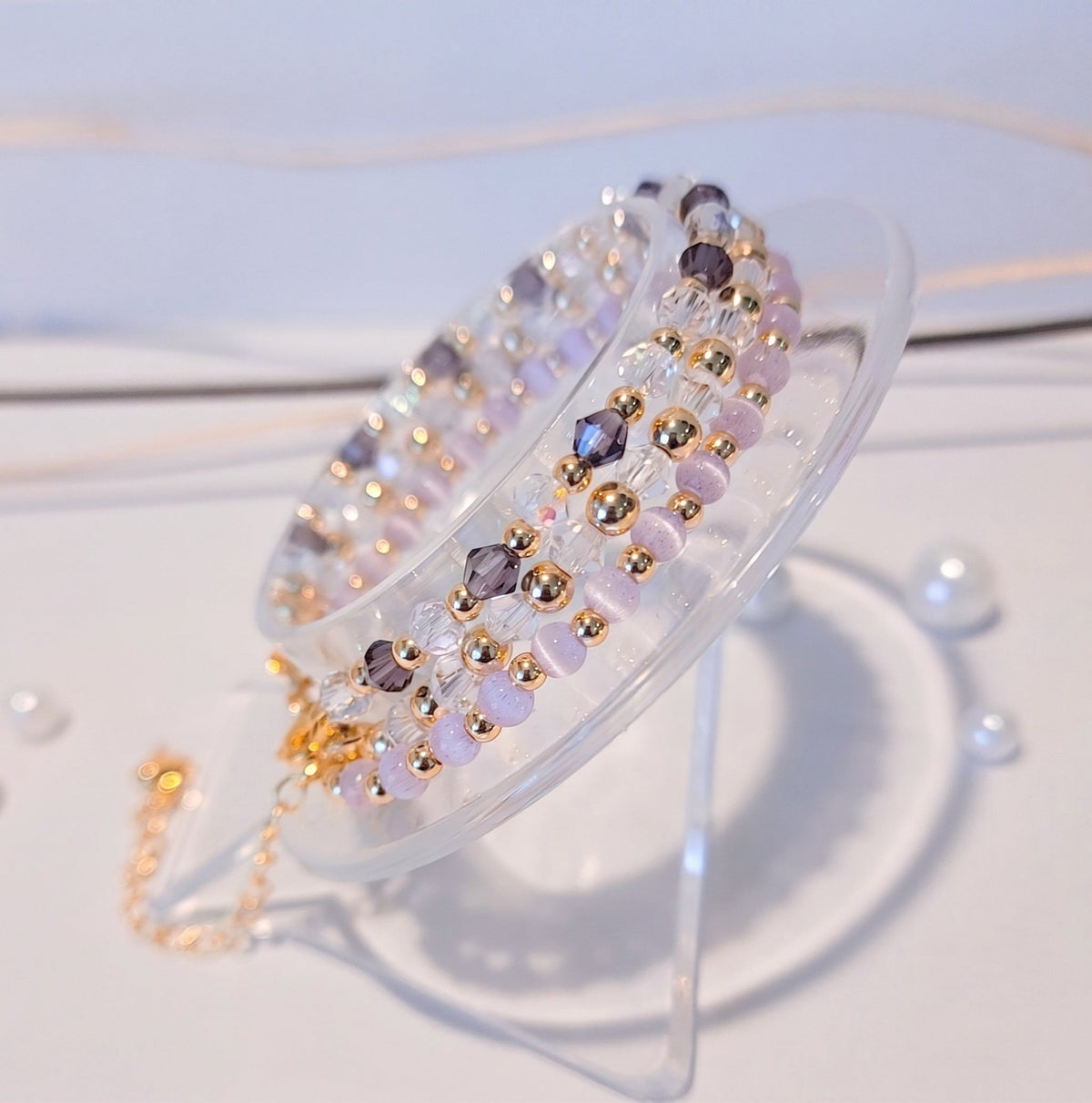 pulsera lila de tres pulseras con cuentas de cristal en color violeta y perlas de vidrio ojo de gato