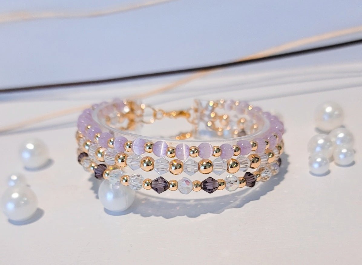 pulsera lila de tres pulseras con cuentas de cristal en color violeta y perlas de vidrio ojo de gato