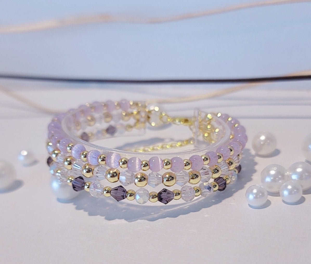 pulsera lila de tres pulseras con cuentas de cristal en color violeta y perlas de vidrio ojo de gato