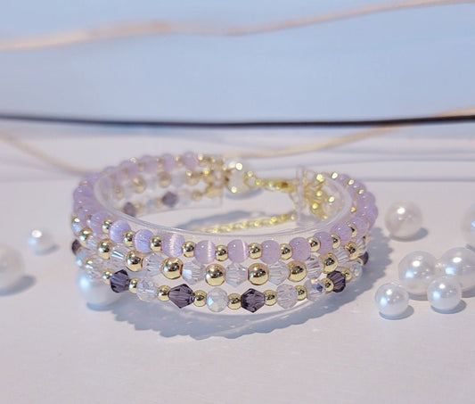 pulsera lila de tres pulseras con cuentas de cristal en color violeta y perlas de vidrio ojo de gato