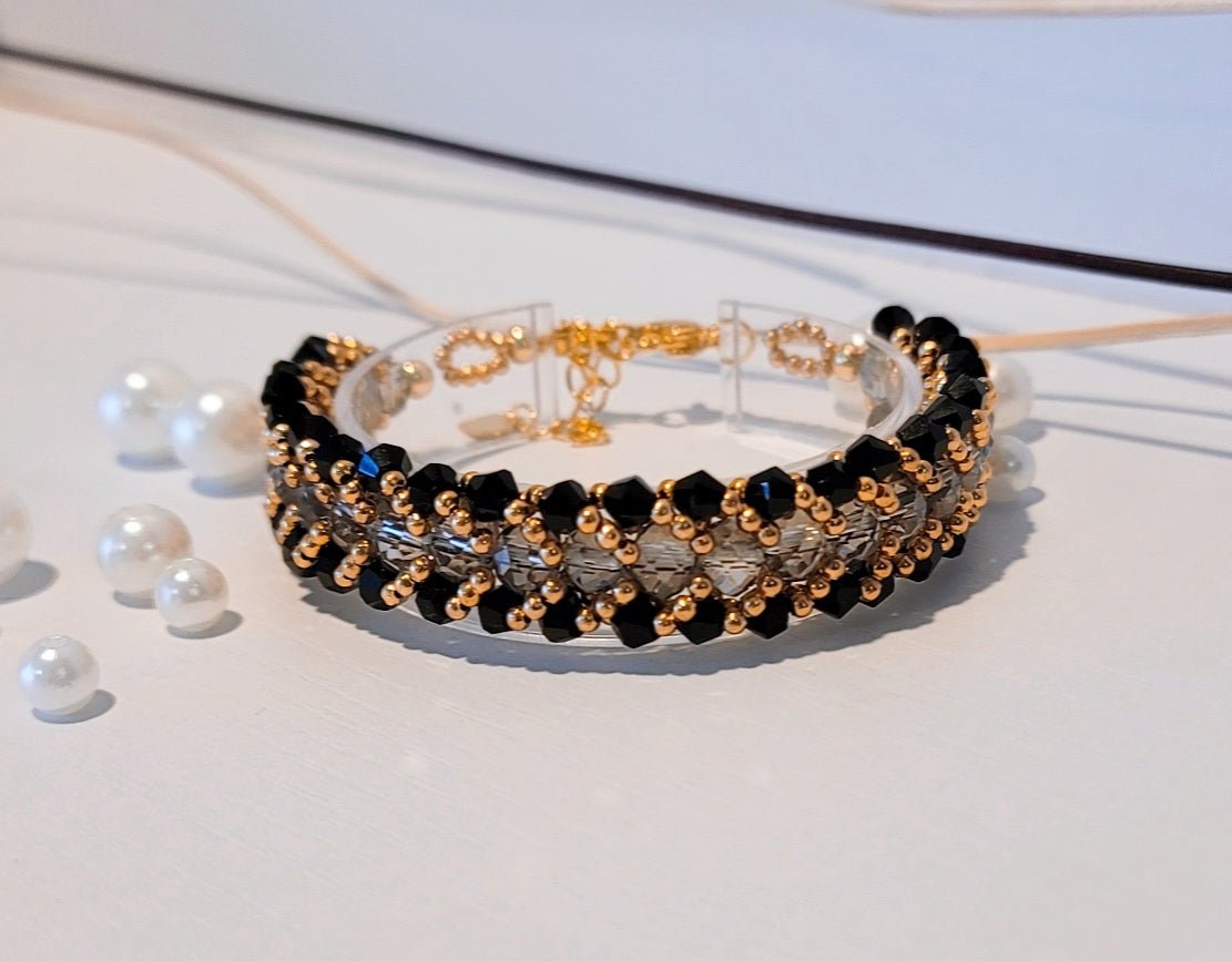 pulsera tejida a mano en color negro